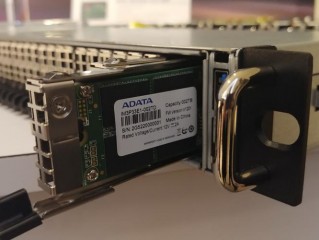 服务器 ssd 机械?（)